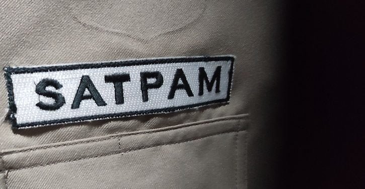 Demi Keselamatan Penggunan Jalan, Satpam Inisiatif Tutup Lubang