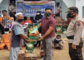 Polres Inhu dan Satpam Bagikan Sembako ke Anak Yatim