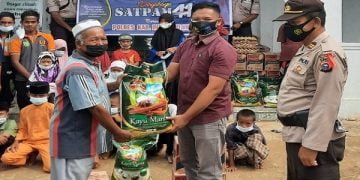 Polres Inhu dan Satpam Bagikan Sembako ke Anak Yatim
