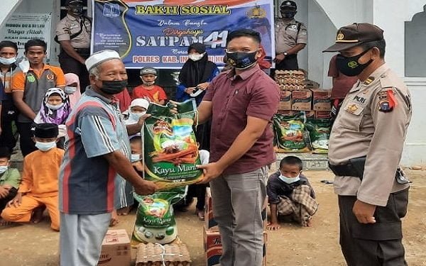 Polres Inhu dan Satpam Bagikan Sembako ke Anak Yatim