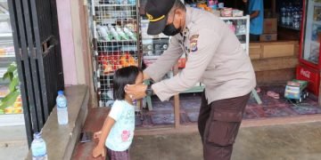 Jelang HUT ke-41 Satpam, Binmas dan Satpam Bagikan Masker, Hand Sanitazer dan Bunga