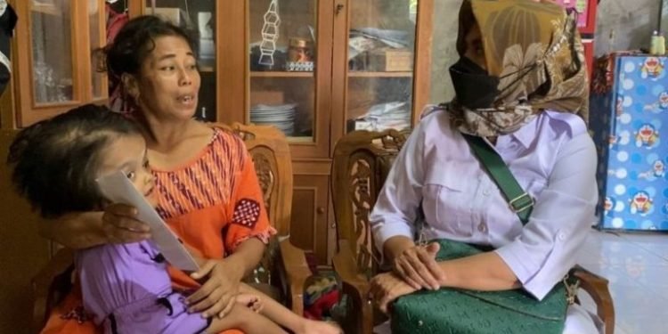 Dinda Delfia, Anak Satpam yang Menderita Hidrosefalus