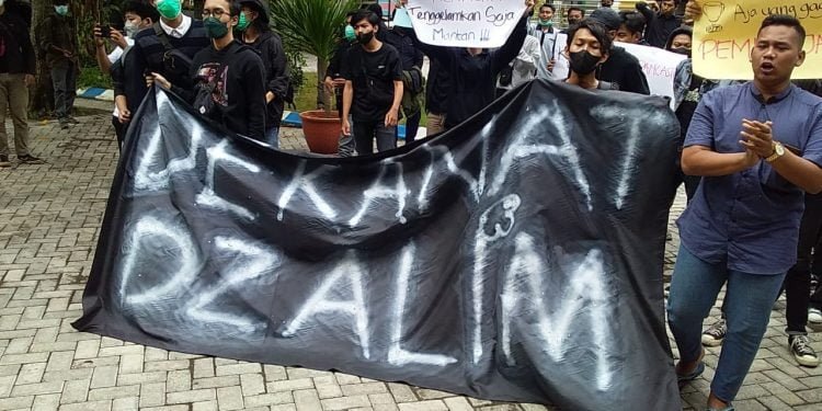 Satpam Kampus Unej Amankan Demonstrasi Mahasiswa