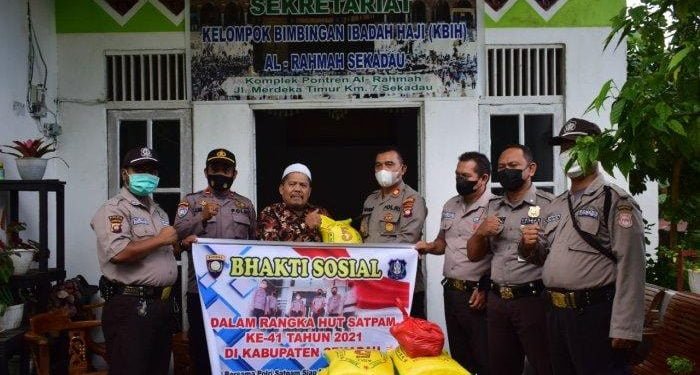 Meriahkan HUT ke-41 Satpam, Polres Sekadau Salurkan Bansos
