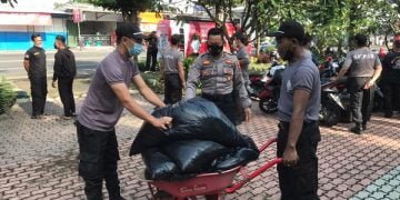 Sat Binmas Polres Tulungagung dan Satpam Giat Bersih-bersih