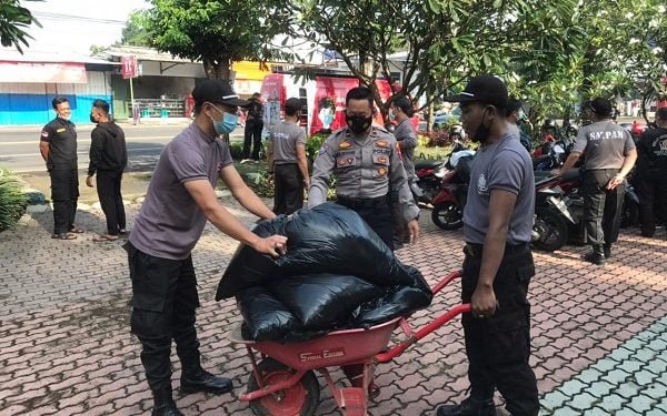Sat Binmas Polres Tulungagung dan Satpam Giat Bersih-bersih