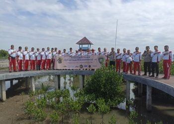 Para Asosiasi Satpam Tanam Bibit Mangrove di Ketapang Aquaculture