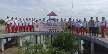 Para Asosiasi Satpam Tanam Bibit Mangrove di Ketapang Aquaculture