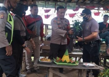 Meriahkan HUT ke-41 Satpam, Polsek Cikancung dan Satpam Tanam Pohon
