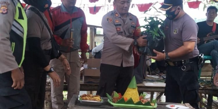 Meriahkan HUT ke-41 Satpam, Polsek Cikancung dan Satpam Tanam Pohon