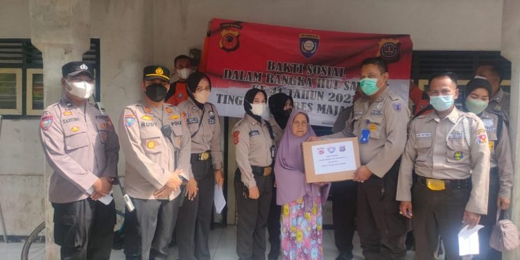 HUT Satpam Ke-41, Polisi dan Satpam Bagikan Sembako ke Masyarakat Kurang Mampu