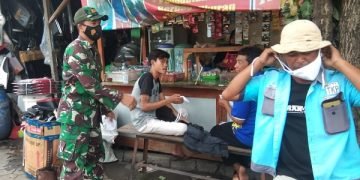 Putus Mata Rantai Covid-19,  Satpam dan Babinsa Bagikan Masker