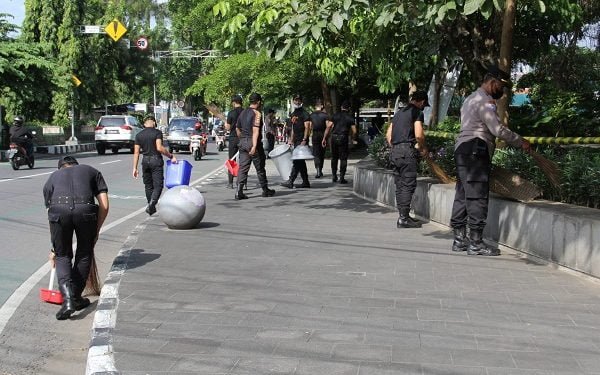 Meriahkan HUT ke-41 Satpam, Polres Kediri Giat Bersih-bersih dan Bagikan Masker
