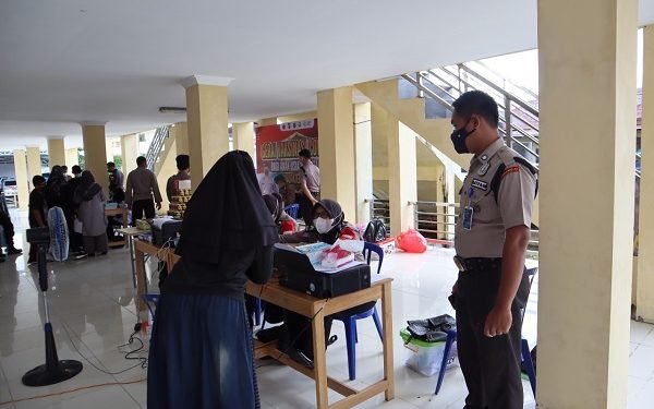 Satpam dan Polres Kapuas Amankan Jalannya Vaksinasi Anak