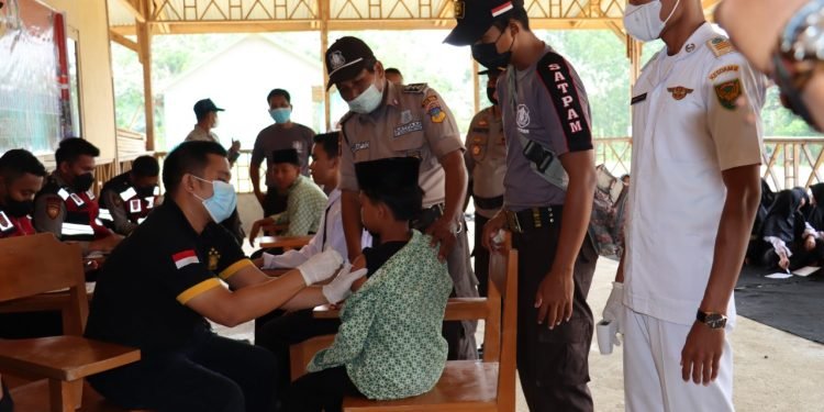 Meriahkan HUT Satpam, Satbinmas Polres Sarolangun dan Satpam Gelar Vaksinasi