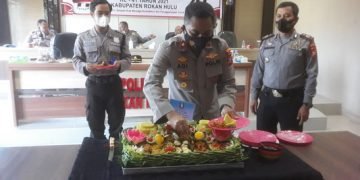 Syukuran HUT Ke-41, Kapolres Rohul Berikan Penghargaan Pada Satpam Berprestasi