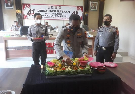 Syukuran HUT Ke-41, Kapolres Rohul Berikan Penghargaan Pada Satpam Berprestasi