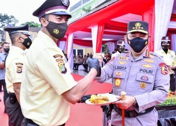 Kapolri Berikan Pin Emas ke Satpam Kosmos
