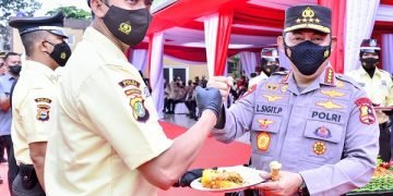 Kapolri Berikan Pin Emas ke Satpam Kosmos