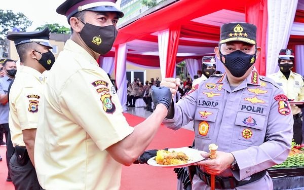 Kapolri Berikan Pin Emas ke Satpam Kosmos