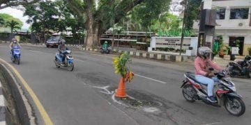 Peduli Pengguna Jalan, Satpam Tutup Jalan Berlubang