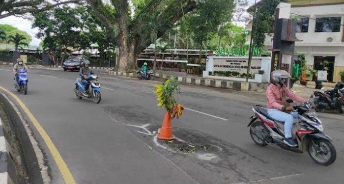 Peduli Pengguna Jalan, Satpam Tutup Jalan Berlubang