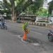 Peduli Pengguna Jalan, Satpam Tutup Jalan Berlubang