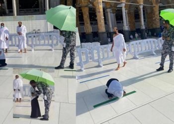Payungi Gadis Saat Sholat, Penjaga Keamanan Masjidil Haram Dapat Apresiasi