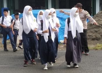 Peduli Keselamatan Siswa, Satpam Bantu Penyeberangan Jalan