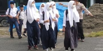 Peduli Keselamatan Siswa, Satpam Bantu Penyeberangan Jalan