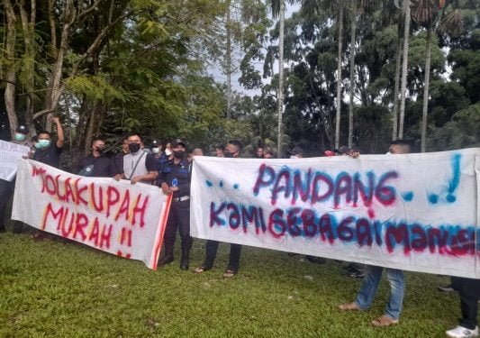 Tak Terima di PHK, 66 Anggota Satpam Berunjuk Rasa