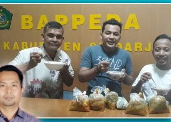 Sekretaris Bappeda Sidoarjo Berbagi Takjil ke Satpam