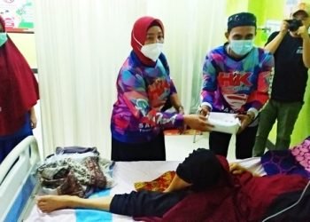 Komunitas Gowes RSUD Haji Makassar Bagikan Takjil dan Minyak Goreng ke Satpam
