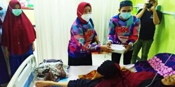 Komunitas Gowes RSUD Haji Makassar Bagikan Takjil dan Minyak Goreng ke Satpam