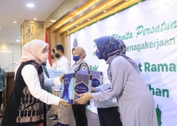 Kemnaker Bagikan Paket Lebaran ke Satpam