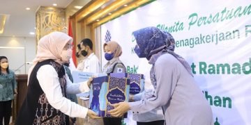 Kemnaker Bagikan Paket Lebaran ke Satpam
