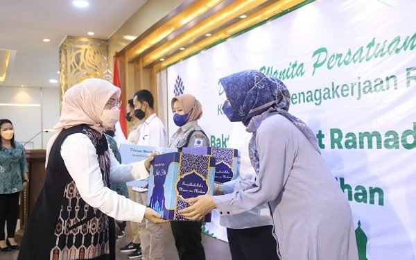 Kemnaker Bagikan Paket Lebaran ke Satpam