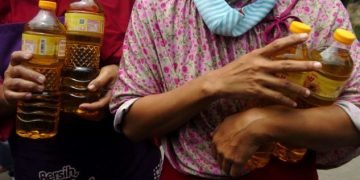 Antre Minyak Goreng, Emak-emak Titipkan Anaknya ke Satpam