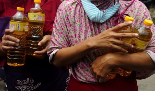 Antre Minyak Goreng, Emak-emak Titipkan Anaknya ke Satpam