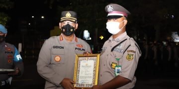 Dua Satpam Raih Penghargaan, Kapolres Metro Bekasi : Mari Belajar dari Mereka