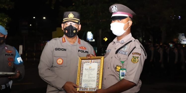 Dua Satpam Raih Penghargaan, Kapolres Metro Bekasi : Mari Belajar dari Mereka