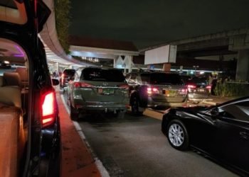 Ogah Dengar Saran Satpam, Mobil Dinas TNI yang Parkir Sembarangan di Bandara Soetta Viral