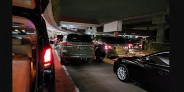 Ogah Dengar Saran Satpam, Mobil Dinas TNI yang Parkir Sembarangan di Bandara Soetta Viral