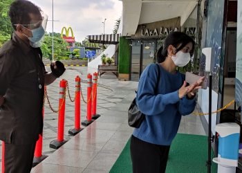 Satpam Mal Masih Terapkan Penggunaan Masker Bagi Pengunjung