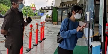 Satpam Mal Masih Terapkan Penggunaan Masker Bagi Pengunjung