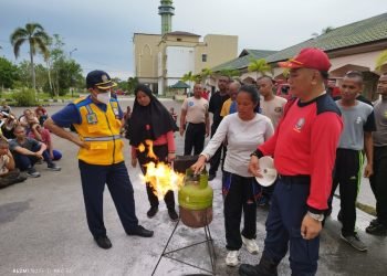 Dinas Damkar Kota Palangka Raya Ajari Calon Satpam Padamkan Api
