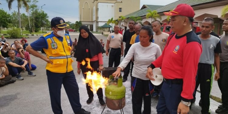 Dinas Damkar Kota Palangka Raya Ajari Calon Satpam Padamkan Api