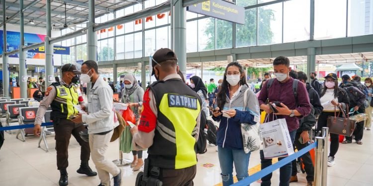 Tidak Ambil Cuti Lebaran, Erick Thohir Apresiasi Satpam di Stasiun Pasar Senen