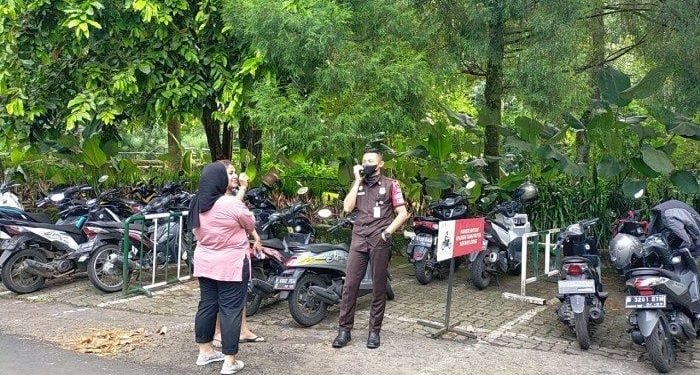 Husaini, Satpam Taman Safari yang Ikhlas Bekerja di Hari Lebaran