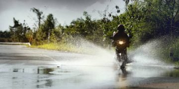 Satpam yang Suka Naik Motor, Inilah Tips Aman Berkendara di Musim Hujan